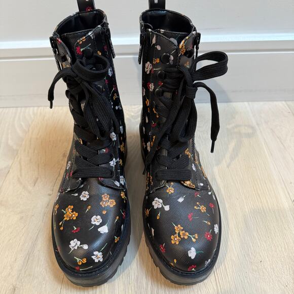 Guess Fearne Floral Black Combat Boots SZ 8.5 Vegan Leather Punk Grunge Emo Y2K - Picture 1 of 11